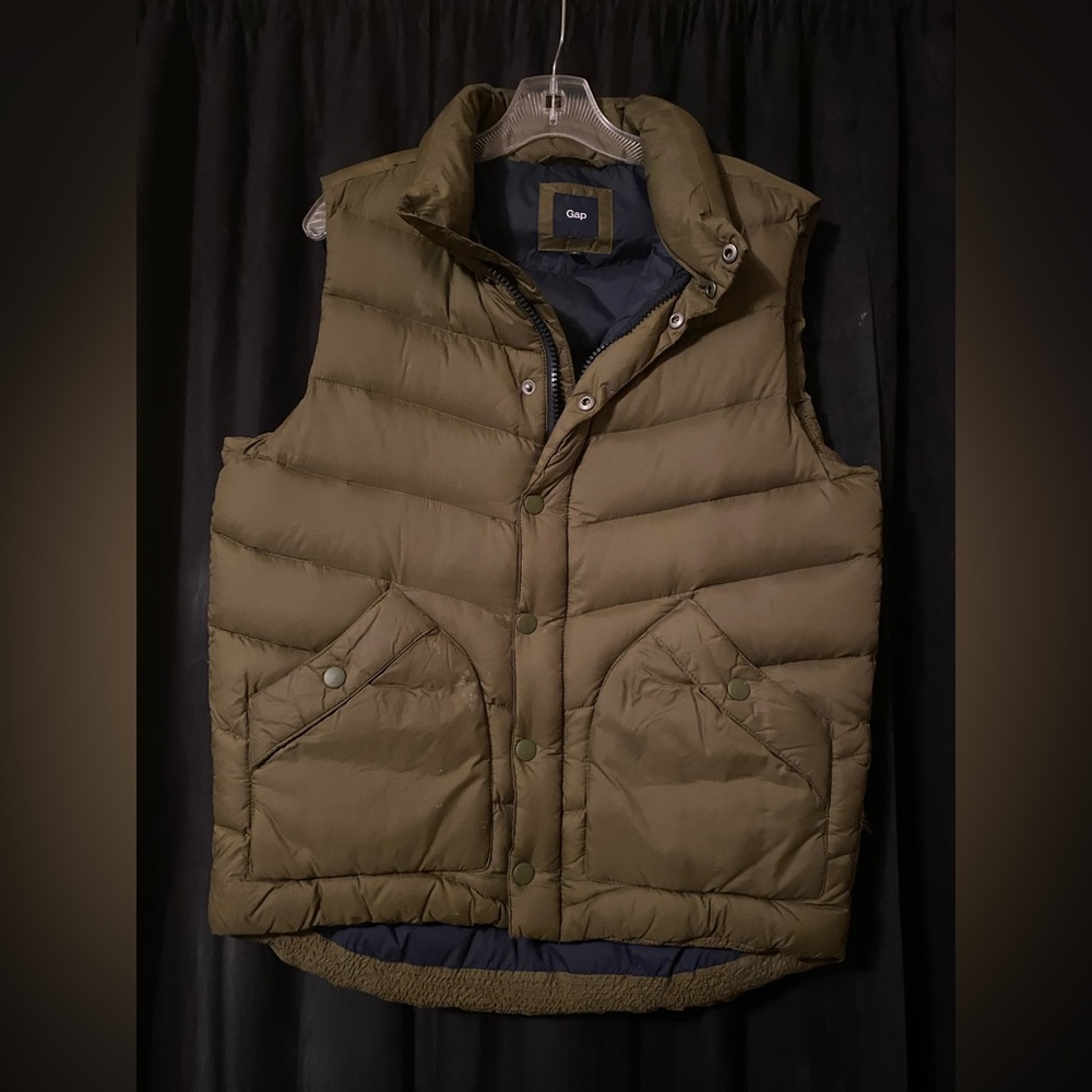 GAP men’s small puffy sleeveless dark green jacket